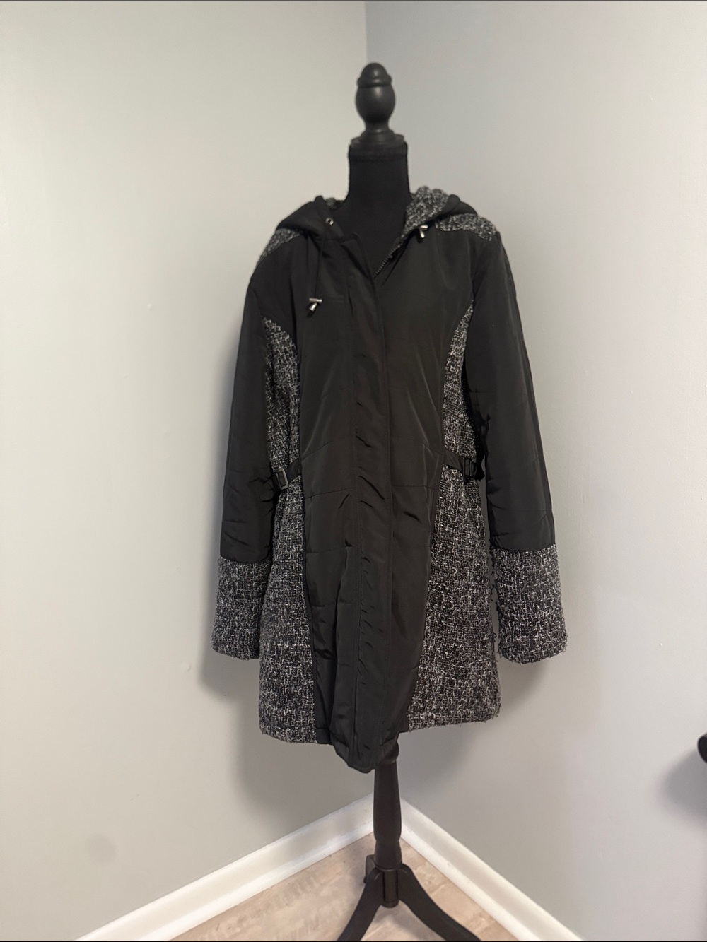 VENUS Black Hooded Mixed-Texture Puffer Coat